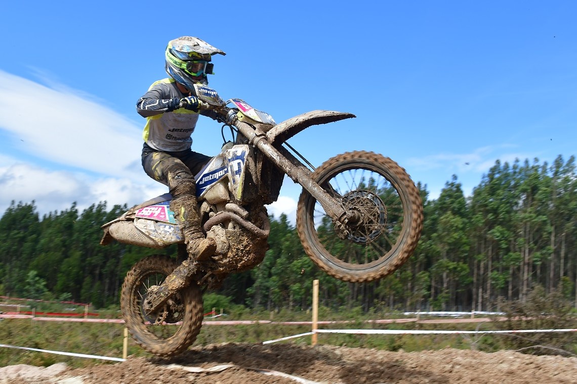 Joana Gonçalves e Husqvarna entram a vencer